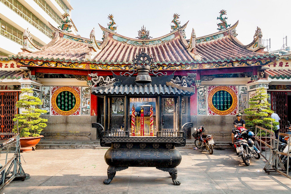 Chùa Bà Thiên Hậu xây dựng mái âm dương, chạm trổ cầu kỳ, tinh xảo